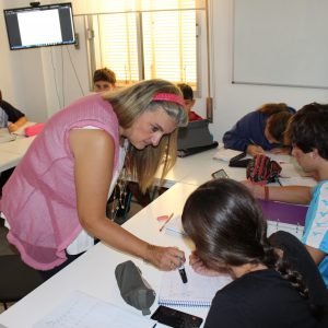 profesora y alumnos en una clase